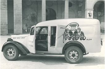 Автомобиль с фирменным логотипом Ferrero